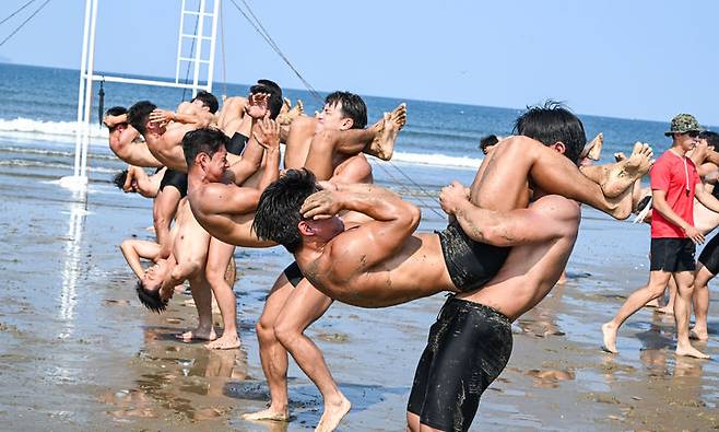 [서울=뉴시스] 육군 특수전사령부 예하 귀성부대는 지난 7일부터 11일까지 충남 태안 안면도 일대에서 폭염을 극복하며 해상침투훈련을 실시했다.이번 훈련은 특전대원들의 해상침투능력을 강화하기 위해 계획되었으며, 실자산을 활용한 해상은밀침투 및 침투장비 운용능력 검증을 중점으로 강도 높게 진행되었다. 사진은 귀성부대 특전대원들이 본격적인 해상침투훈련에 앞서 체력단련을 하고 있다. (사진=육군 제공) 2025.07.11. photo@newsis.com *재판매 및 DB 금지