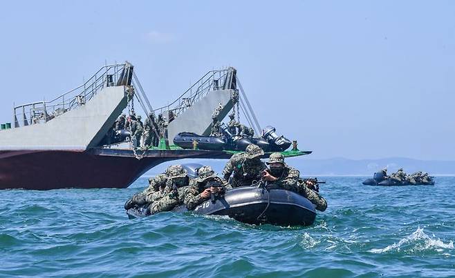 [서울=뉴시스] 육군 특수전사령부 예하 귀성부대는 지난 7일부터 11일까지 충남 태안 안면도 일대에서 폭염을 극복하며 해상침투훈련을 실시했다.이번 훈련은 특전대원들의 해상침투능력을 강화하기 위해 계획되었으며, 실자산을 활용한 해상은밀침투 및 침투장비 운용능력 검증을 중점으로 강도 높게 진행되었다. 사진은 귀성부대 특전대원들이 모선에서 고무보트를 활용해 이탈하는 이함훈련을 하고 있다. (사진=육군 제공) 2025.07.11. photo@newsis.com *재판매 및 DB 금지