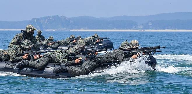 [서울=뉴시스] 육군 특수전사령부 예하 귀성부대는 지난 7일부터 11일까지 충남 태안 안면도 일대에서 폭염을 극복하며 해상침투훈련을 실시했다.이번 훈련은 특전대원들의 해상침투능력을 강화하기 위해 계획되었으며, 실자산을 활용한 해상은밀침투 및 침투장비 운용능력 검증을 중점으로 강도 높게 진행되었다. 사진은 귀성부대 특전대원들이 고무보트를 활용한 해상고속침투 훈련을 하고 있다. (사진=육군 제공) 2025.07.11. photo@newsis.com *재판매 및 DB 금지