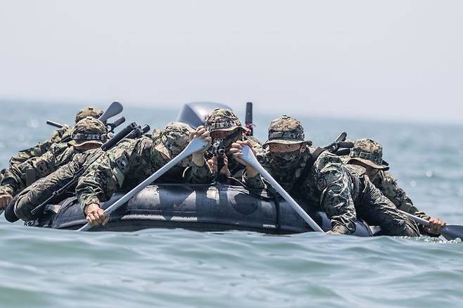 [서울=뉴시스] 육군 특수전사령부 예하 귀성부대는 지난 7일부터 11일까지 충남 태안 안면도 일대에서 폭염을 극복하며 해상침투훈련을 실시했다.이번 훈련은 특전대원들의 해상침투능력을 강화하기 위해 계획되었으며, 실자산을 활용한 해상은밀침투 및 침투장비 운용능력 검증을 중점으로 강도 높게 진행되었다. 사진은 귀성부대 특전대원들이 해상은밀침투 절차를 훈련하고 있다. (사진=육군 제공) 2025.07.11. photo@newsis.com *재판매 및 DB 금지