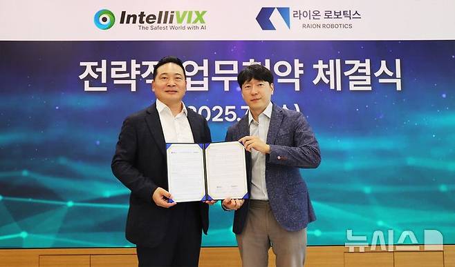 [서울=뉴시스] 최은수 인텔리빅스 대표이사(왼쪽)와 황보제민 라이온로보틱스 대표이사. (사진= 인텔리빅스 제공)