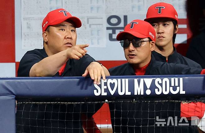 [서울=뉴시스] 박주성 기자 = 26일 오후 서울 구로구 고척스카이돔에서 열린 프로야구 2025 KBO리그 KIA 타이거즈 대 키움 히어로즈의 경기, KIA 이범호 감독(왼쪽)과 정재훈 투수코치가 이야기를 나누고 있다. 2025.06.26. park7691@newsis.com