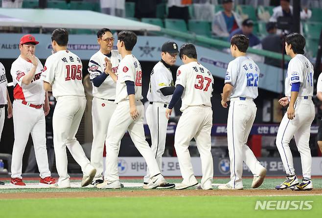 [인천=뉴시스] 황준선 기자 = 5일 오후 인천 SSG 랜더스필드에서 열린 프로야구 'KBO 올스타 프라이데이' 2024 퓨처스 올스타전 북부 올스타와 남부 올스타의 경기, 9-5로 승리를 거둔 남부 선수들이 자축하고 있다. 2024.07.05. hwang@newsis.com