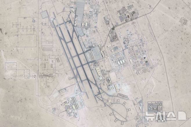 [AP/뉴시스]플래닛 랩스 PBC가 6월25일 촬영한 카타르 도하 외곽 알 우데이드 미 공군기지의 위성사진 모습. 6월23일 카타르의 알 우데이드 미 공군기지에 대한 이란의 공격으로 미국이 통신 보안을 위해 사용하는 측지 돔(geodesic dome) 장비가 훼손됐을 가능성이 높은 것으로 11일 AP통신의 위성사진 분석 결과 나타났다. 2025.07..11.