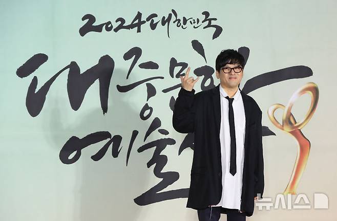 [서울=뉴시스] 김혜진 기자 = 김성수 음악감독이 31일 오후 서울 중구 국립극장에서 열린 2024 대한민국 대중문화예술상에서 레드카펫을 밟고 있다.올해로 15회를 맞이한 '대중문화예술상'은 대중문화예술인들의 사회적 위상과 창작 의욕을 높이고, 대중문화예술산업 발전에 이바지한 이들의 공을 기리고자 마련된 대중문화예술 분야 최고 권위의 정부 포상이다. 2024.10.31. jini@newsis.com