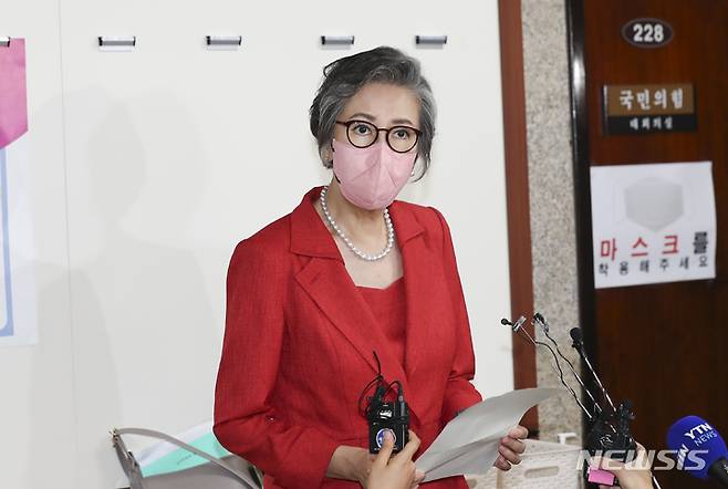 [서울=뉴시스] 김선웅 기자 = 이양희 국민의힘 중앙윤리위원장이 7일 오후 서울 여의도 국회에서 열린 이준석 대표의 '성상납 관련 증거인멸 교사' 의혹에 대한 징계 심의를 하기 위해 회의실로 들어서며 입장을 말하고 있다. (공동취재사진) 2022.07.07. photo@newsis.com