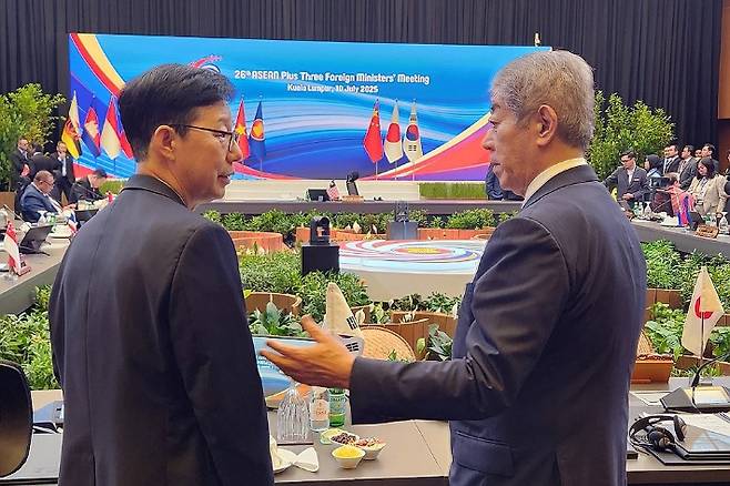 이와야 다케시 일본 외무상과 인사하는 박윤주 외교차관. 연합뉴스