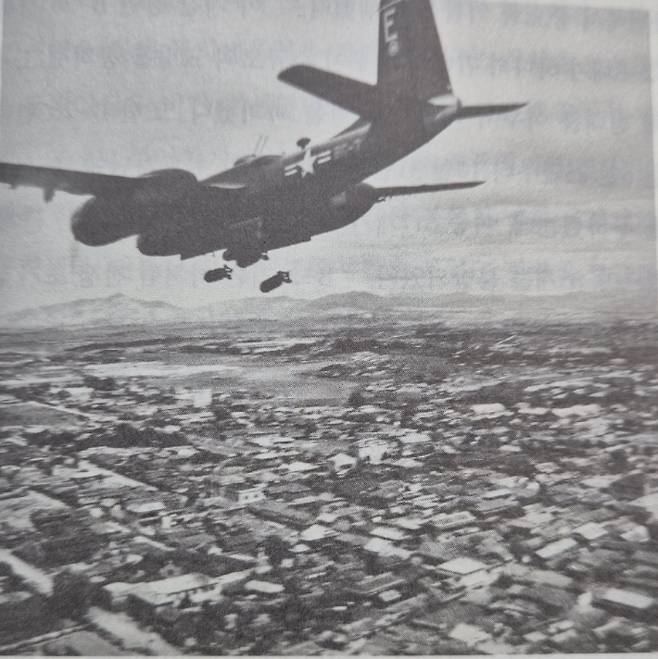 1950년 9월 B-26 경폭격기의 전북 이리조차장 폭격 장면. 김태우 교수 저서 '폭격' 캡처