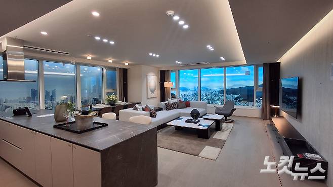 르엘 리버파크 견본주택에 마련된 154 유니트 거실. 강민정 기자