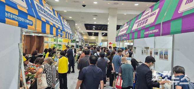 제주국제컨벤션센터에서 사흘간 열리는 '제7회 푸파페 제주(Food tech & Farming @ JEJU Fair)'가 11일 개막해 관람객들이 행렬이 이어지고 있다. 제주CBS