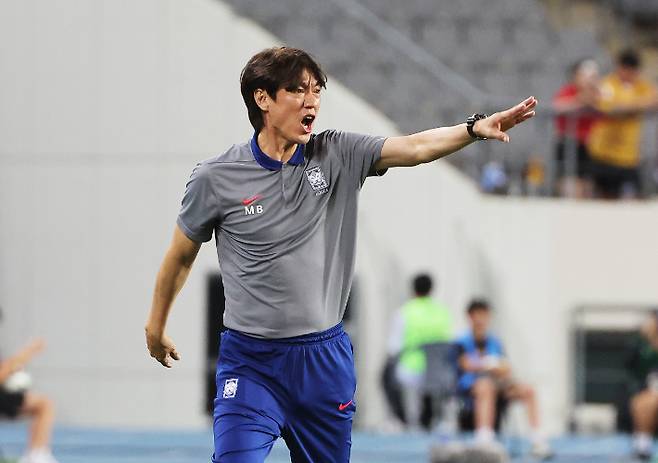 작전 지시하는 홍명보 감독. 연합뉴스