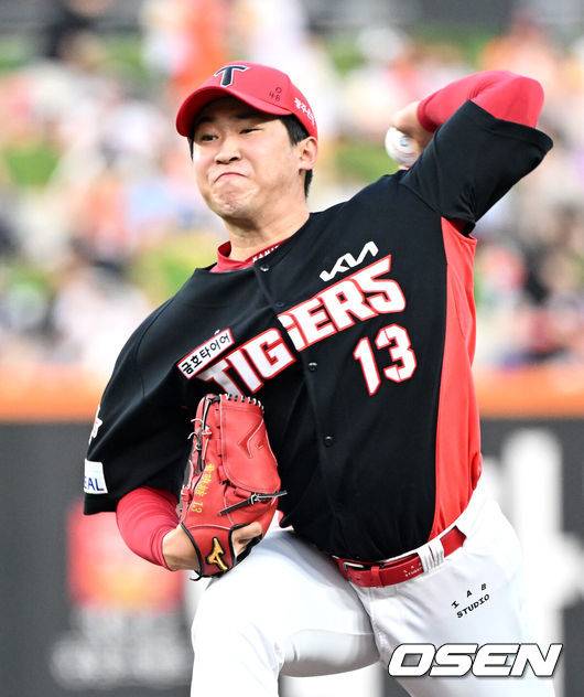 [OSEN=대전, 이대선 기자] 8일 오후 대전 한화생명볼파크에서 2025 신한 SOL Bank KBO리그 한화 이글스와 KIA 타이거즈의 경기가 열렸다.한화는 문동주, KIA는 윤영철을 선발로 내세웠다.1회말 무사에서 KIA 선발투수 윤영철이 역투하고 있다. 2025.07.08 /sunday@osen.co.kr