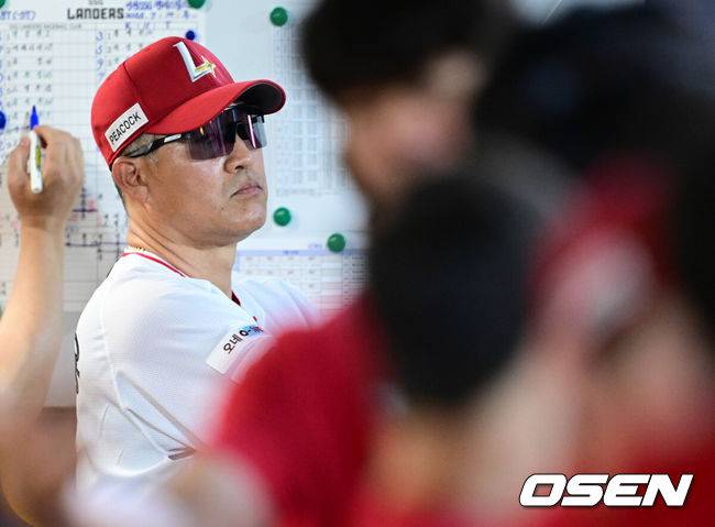 [OSEN=인천, 최규한 기자] 마법사 군단이 ‘107억 잠수함’ 고영표와 대타 김민혁의 활약을 앞세워 전반기 최종전에서 5위 도약을 해냈다.&nbsp;프로야구 KT 위즈는 10일 인천SSG랜더스필드에서 열린 2025 신한 SOL뱅크 KBO리그 SSG 랜더스와의 시즌 11차전에서 4-2 역전승을 거뒀다.2연승에 성공한 KT는 전반기 최종 3연전을 위닝시리즈로 장식하며 SSG를 끌어내리고 5위로 올라섰다. 9회말 공격 때 SSG 이숭용 감독이 그라운드를 주시하고 있다. 2025.07.10 / dreamer@osen.co.kr