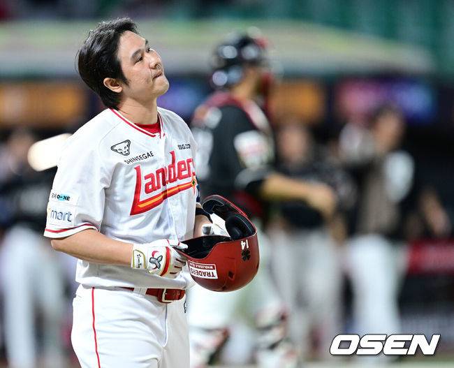 [OSEN=인천, 최규한 기자] 마법사 군단이 ‘107억 잠수함’ 고영표와 대타 김민혁의 활약을 앞세워 전반기 최종전에서 5위 도약을 해냈다.&nbsp;프로야구 KT 위즈는 10일 인천SSG랜더스필드에서 열린 2025 신한 SOL뱅크 KBO리그 SSG 랜더스와의 시즌 11차전에서 4-2 역전승을 거뒀다.2연승에 성공한 KT는 전반기 최종 3연전을 위닝시리즈로 장식하며 SSG를 끌어내리고 5위로 올라섰다. 9회말 2사 만루 상황 SSG 최정이 외야 뜬공을 치며 경기가 종료되자 아쉬워하고 있다. 2025.07.10 /