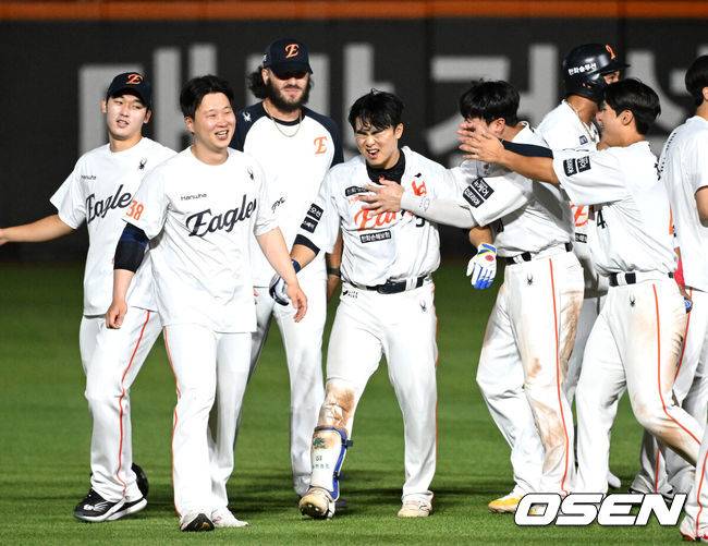 [OSEN=대전, 이대선 기자] 프로야구 한화 이글스가 짜릿한 끝내기 승리로 전반기를 피날레했다. 1위 팀의 위용을 보여주며 시즌 29번째 역전승을 거뒀다.&nbsp;한화는 10일 대전 한화생명볼파크에서 치러진 2025 신한 SOL Bank KBO리그 KIA 타이거즈와의 홈경기를 3-2 끝내기로 승리했다.&nbsp;1-2로 뒤진 9회말&nbsp;KIA 마무리투수 정해영을 상대로 루이스 리베라토의 밀어내기 볼넷으로 동점을 만든 뒤 문현빈의 10구 풀카운트 승부 끝에 끝내기 안타로 대역전극을&nbsp;완성했다.&nbsp;9회말 2사 만루에서 끝내기 안타를 친 한화 문현빈이 동료들과 승리의 기쁨을 나누고 있다. 2025.07.10 /sunday@osen.co.kr