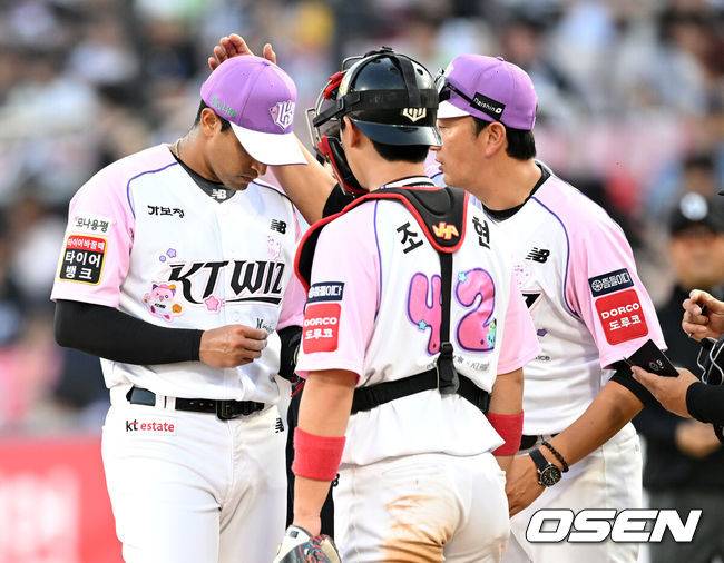 [OSEN=수원, 이대선 기자] 22일 오후 수원 KT위즈파크에서 2025 신한 SOL Bank KBO리그 KT 위즈와 NC 다이노스의 경기가 열렸다.KT는 쿠에바스, NC는 로건을 선발투수로 내세웠다8회초 1사 1루에서 마운드를 방문한 KT 제춘모 코치가 쿠에바스를 격려하고 있다. 2025.06.22 /sunday@osen.co.kr