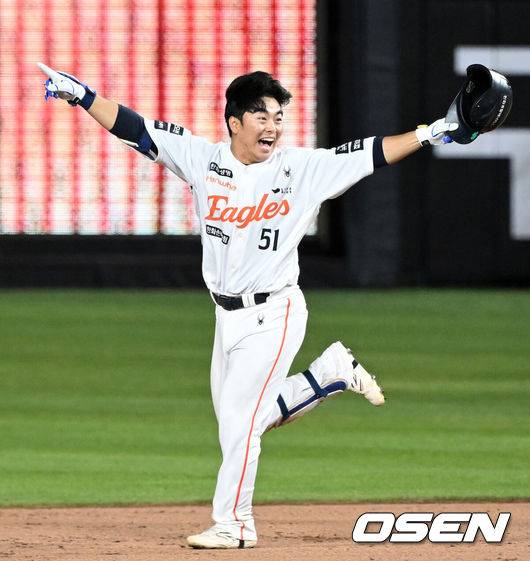 [OSEN=대전, 이대선 기자] 프로야구 한화 이글스가 짜릿한 끝내기 승리로 전반기를 피날레했다. 1위 팀의 위용을 보여주며 시즌 29번째 역전승을 거뒀다.&nbsp;한화는 10일 대전 한화생명볼파크에서 치러진 2025 신한 SOL Bank KBO리그 KIA 타이거즈와의 홈경기를 3-2 끝내기로 승리했다.&nbsp;1-2로 뒤진 9회말&nbsp;KIA 마무리투수 정해영을 상대로 루이스 리베라토의 밀어내기 볼넷으로 동점을 만든 뒤 문현빈의 10구 풀카운트 승부 끝에 끝내기 안타로 대역전극을&nbsp;완성했다.&nbsp;9회말 2사 만루에서 끝내기 안타를 친 한화 문현빈이 환호하고 있다. 2025.07.10 /sunday@osen.co.kr