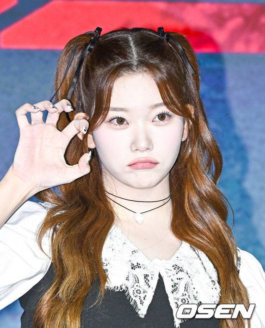 [OSEN=박준형 기자] 8일 오전 서울 마포구 호텔 나루 서울 엠갤러리에서 넷플릭스 예능 ‘좀비버스’ 제작발표회가 진행됐다.‘좀비버스’는 어느 날 갑자기 좀비 세계로 변해버린 서울 일대에서 퀘스트를 수행하며 살아남아야 하는 좀비 유니버스 예능으로 마이 리틀 텔레비전, 개미는 오늘도 뚠뚠 등 유쾌하고 재밌는 날것 그대로의 코드로 시청자들에게 웃음을 선사했던 박진경 CP와 문상돈 PD가 의기투합해, 이시영, 노홍철, 박나래, 딘딘, 츠키, 유희관, 조나단, 파트리샤, 꽈추형(홍성우), 덱스이 출연한다.한편 이날 제작발표회에는 크리에이터 덱스(김진영)가 코로나19 확진 판정을 받아 불참했다.츠키가 포즈를 취하고 있다.  2023.08.08  / soul1014@osen.co.kr