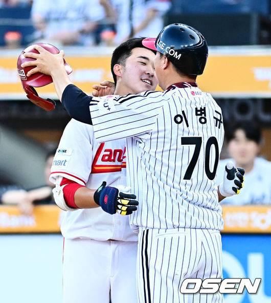 [OSEN=대전, 지형준 기자] 11일 오후 대전 한화생명볼파크에서 'KBO 올스타 프라이데이' 퓨처스 올스타전이 열렸다.KBO 올스타전의 전야제인 퓨처스 올스타전 경기는 남부리그(상무, KT, 삼성, NC, 롯데, KIA)와 북부리그(한화, SSG, LG, 두산, 고양) 대표로 나선 총 48명의 선수가 치열한 승부를 펼친다.2회말 SSG 이승민이 아버지 LG 이병규 퓨처스 감독과 세리머니를 하고 있다. 2025.07.11 / jpnews@osen.co.kr