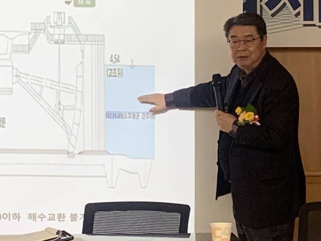 ▲이성구 군산항발전시민협의회 회장이 한 토론회에 참석해 주제발표를 하는 모습 ⓒ프레시안