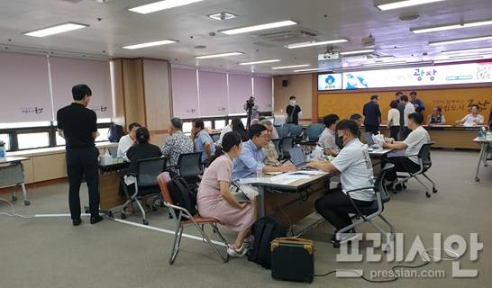 ▲국정기획위원회 모두의 소통 버스 군산ⓒ프레시안