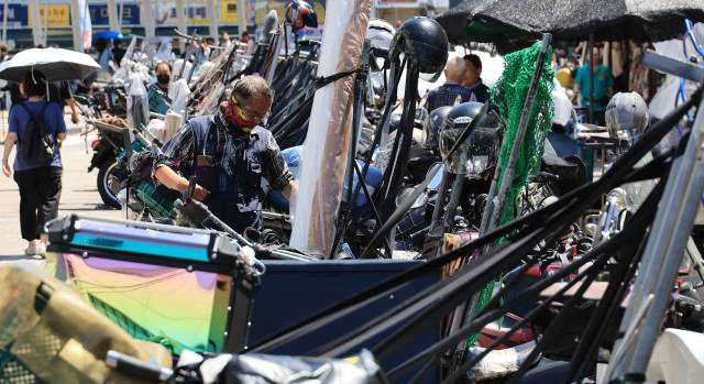 ▲폭염이 계속된 11일 서울 광장시장 주변에서 오토바이 배달노동자가 짐을 나르고 있다. ⓒ연합뉴스