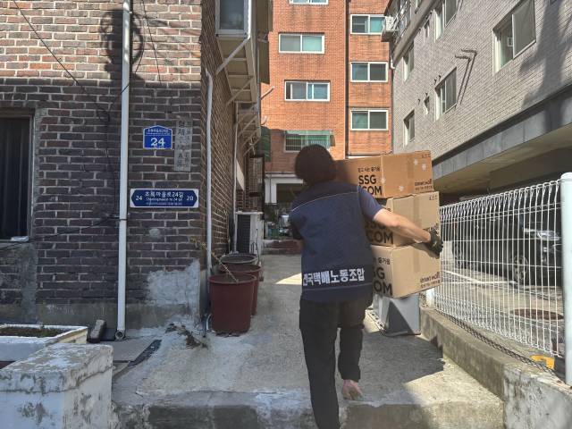 ▲햇볕이 뜨겁게 내리쬔 11일 오후 3시 30분께 서울 강서구 화곡본동의 한 빌라촌에서 배달기사가 짐을 옮기고 있다. 2025.7.11 ⓒ연합뉴스