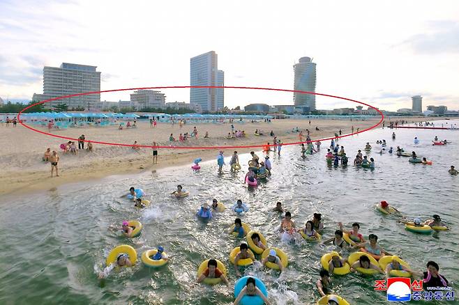 관광객 뒤편 해변이 상당 부분 비어있는 것을 알 수 있다.