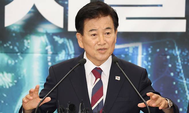 더불어민주당 정동영 의원(통일부 장관 후보자)이 지난 8일 전북 전주시 전북특별자치도청 기자회견장에서 피지컬AI 추경확보 관련 기자회견을 열고 질의에 답변을 하고 있다. 뉴스1