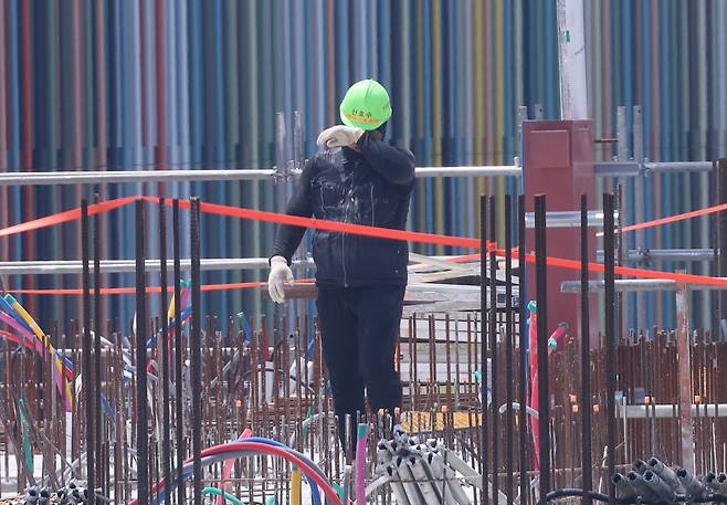 지난 9일 서울 동작구 한 건설현장에서 건설 근로자들이 무더위 속에서 작업을 하던 중 땀을 닦고 있다. 남정탁 기자