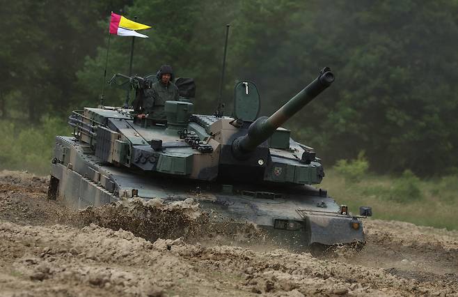 폴란드 육군 K-2 전차가 험지에서 기동훈련을 하고 있다. 로이터통신