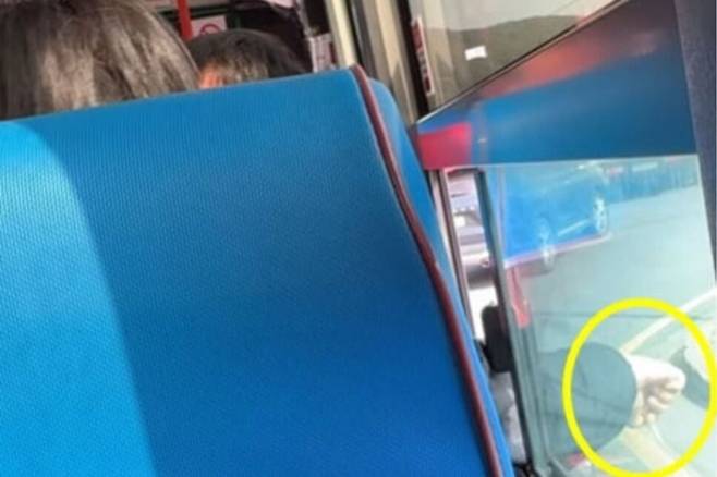 제주도 시내버스 안에서 중국인 관광객으로 추정되는 한 승객이 창문을 열어 넣고 흡연을 하고 있다. 서경덕 교수 소셜미디어