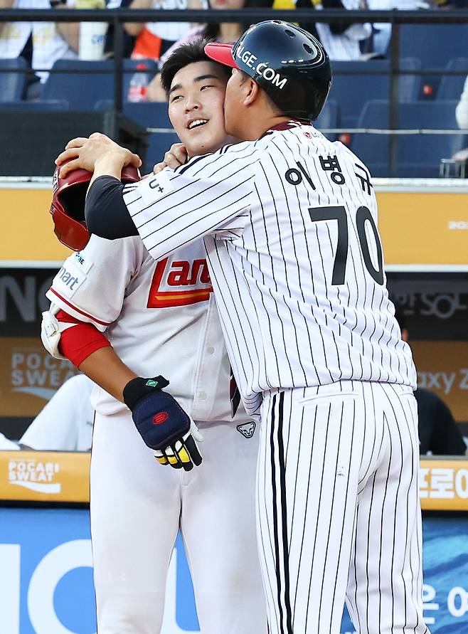11일 대전 중구 대전한화생명볼파크에서 열린 2025 KBO리그 올스타 프라이데이 퓨쳐스 올스타전 남부올스타와 북부올스타의 경기. 2회말 2사 1,2루 상황 북부 이병규(LG) 감독과 아들 이승민(SSG)이 부자 퍼포먼스를 하고 있다. 뉴시스