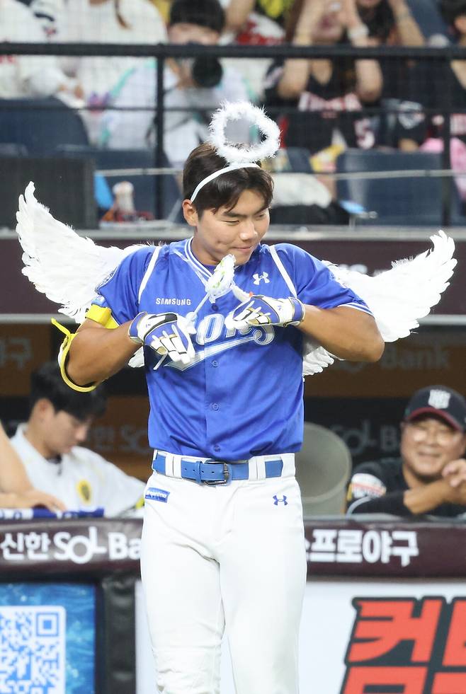11일 오후 대전 한화생명볼파크에서 열린 '2025 KBO 퓨처스 올스타전' 북부 올스타와 남부 올스타의 경기. 6회초 남부 공격 2사 상황에서 삼성 함수호가 천사 퍼포먼스를 하고 있다. 연합뉴스