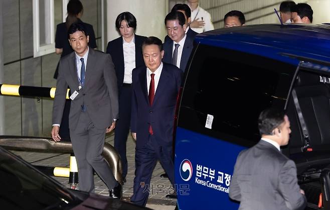 윤석열 전 대통령이 지난 9일 서울 서초구 서울중앙지법에서 구속 전 피의자 심문(영장실질심사)을 마치고 경기 의왕시 서울구치소로 이동하기 위해 호송차량에 탑승하고 있다. 남세진 서울중앙지법 영장전담 부장판사는 10일 오전 2시 10분쯤 “증거를 인멸할 염려가 있다”며 윤 전 대통령에 대해 구속영장을 발부했다. 이지훈 기자