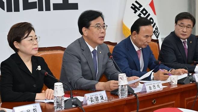 송언석(왼쪽 두 번째) 국민의힘 원내대표 겸 비상대책위원장이 10일 국회에서 열린 비대위 회의에서 발언하고 있다. 왼쪽부터 김정재 정책위의장, 송 원내대표, 박덕흠·김대식 비대위원. 홍윤기 기자