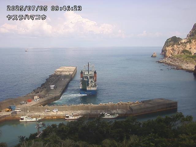 일본 규슈 도카라열도 인근에서 1600회 이상의 지진이 이어지고 있는 가운데 지난 5일 아쿠세키섬에서 대피에 나선 주민들을 태우고 출항하는 페리. 도시마촌 홈페이지 폐쇠회로(CC)TV 캡처