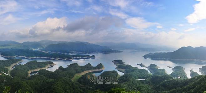 충북 충주 월악산국립공원의 악어봉에서 본 악어섬 일대 모습. 물에 빠진 먹이를 향해 일제히 달려가는 듯하다. 등산로 입구에서 1시간이면 넉넉히 닿는다.
