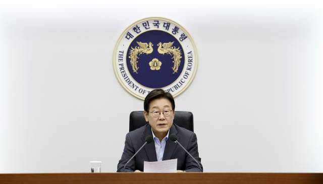 이재명 대통령이 10일 서울 용산 대통령실 청사에서 열린 3차 수석·보좌관 회의에서 발언하고 있다. 연합뉴