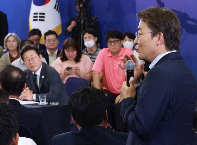 이재명 대통령이 4일 대전컨벤션센터에서 타운홀 미팅 형식으로 진행한 '국민소통 행보 2탄, 충청의 마음을 듣다' 간담회에서 권대영 금융위 사무처장이 발언하고 있다. 연합뉴스