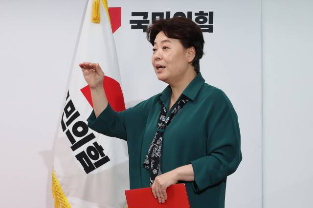 윤희숙 국민의힘 혁신위원장이 10일 서울 여의도 당사에서 제1차 혁신위원회 회의 결과 브리핑을 마친 뒤 나오며 취재진의 질문에 답변하고 있다. 연합뉴스