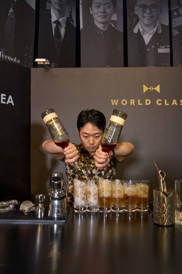 ‘월드클래스 코리아 리바이브 2025’ 결선에서 스피드 챌린지를 진행하고 있는 박희만 바텐더. 사진 제공=디아지오코리아