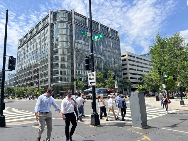9일(현지 시간) 미국 워싱턴 DC의 K스트리트에서 인근 사무실 종사자들이 분주하게 이동하고 있다.워싱턴=이태규 특파원