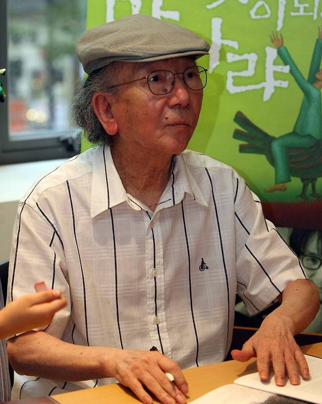 2009년 ‘작가와의 대화’ 행사 후 참석자들에게 사인을 해주고 있는 최인훈 작가. ⓒ연합뉴스