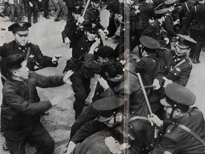 1960년 4월19일 교문을 나선 서울대 문리대 학생들이 동대문경찰서 앞에서 경찰과 대치하고 있다. ⓒ연합뉴스