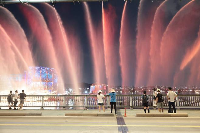 시민들이 7월9일 저녁 서울 반포대교에서 열린 달빛무지개분수쇼를 즐기고 있다. &copy;이종현 기자