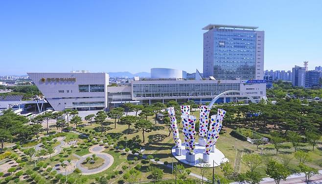 광주시와 일선 기초자치단체가 민생회복 소비쿠폰 지급에 따른 분담금 비율을 놓고 갈등을 빚고 있다. 광주시는 시와 5개 자치구가 각각 절반씩 부담하자고 주장하는 반면 자치구들은 '광주시 8, 자치구 2'의 비율로 분담하자고 맞서고 있다. 광주시청 전경 ⓒ광주시
