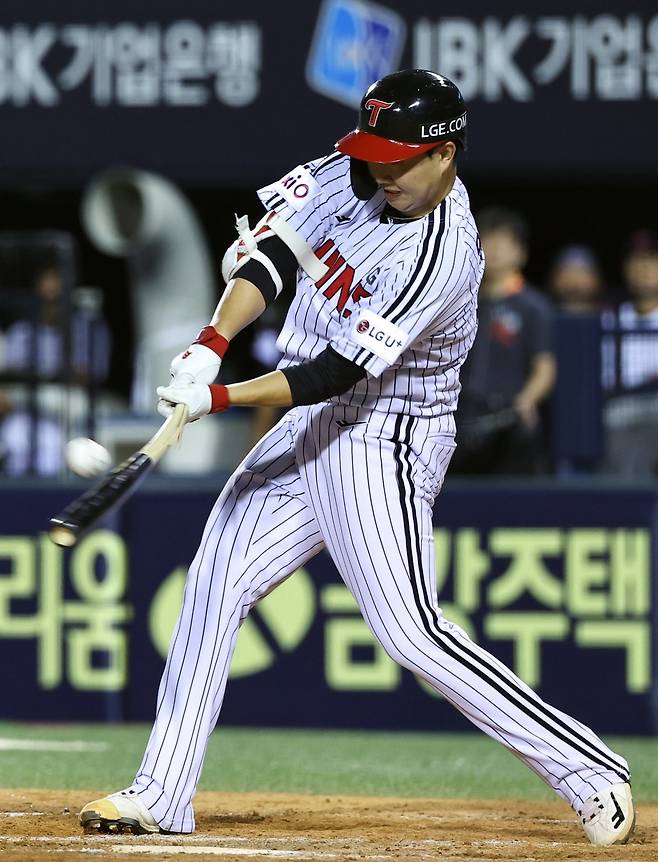 LG 유영찬이 10일 잠실 키움전에서 데뷔 첫 타석에 들어섰다. 그는 팀의 마무리투수로 타석과는 거리가 먼 포지션이라는 점에서 눈길을 끌었다. 잠실｜뉴시스