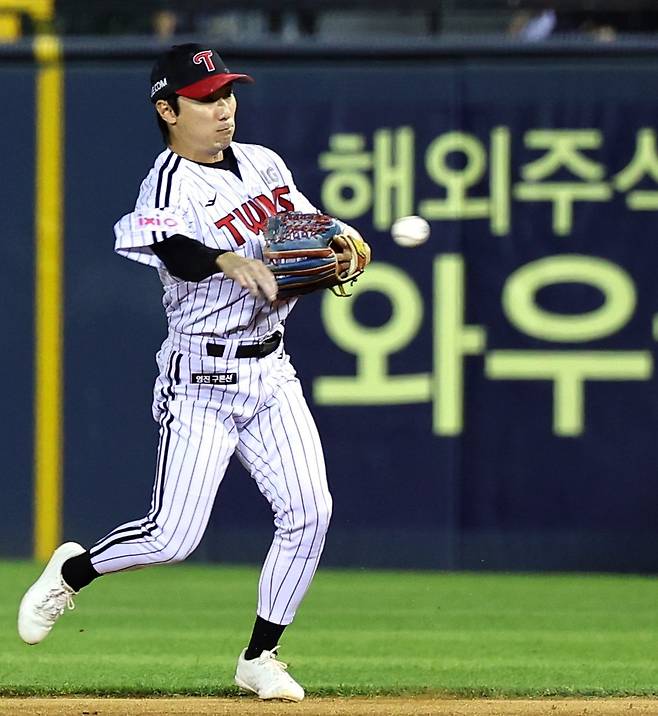 LG 신민재는 10일 잠실 키움전에서 9회초 치명적인 송구 실책을 저질렀다. 그는 수준급 수비 능력을 지녔지만, 이날 경기에서는 고개 숙여야 했다. 잠실｜뉴시스