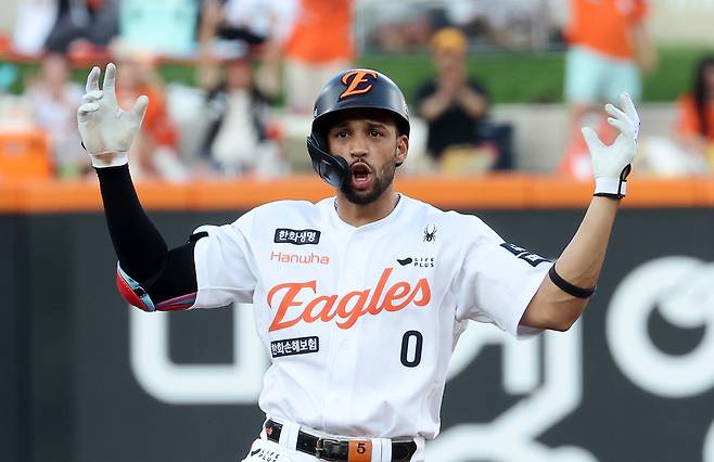 한화 리베라토가 지난 3일 대전 NC전에서 2루타를친 뒤 환호하고 있다. 연합뉴스